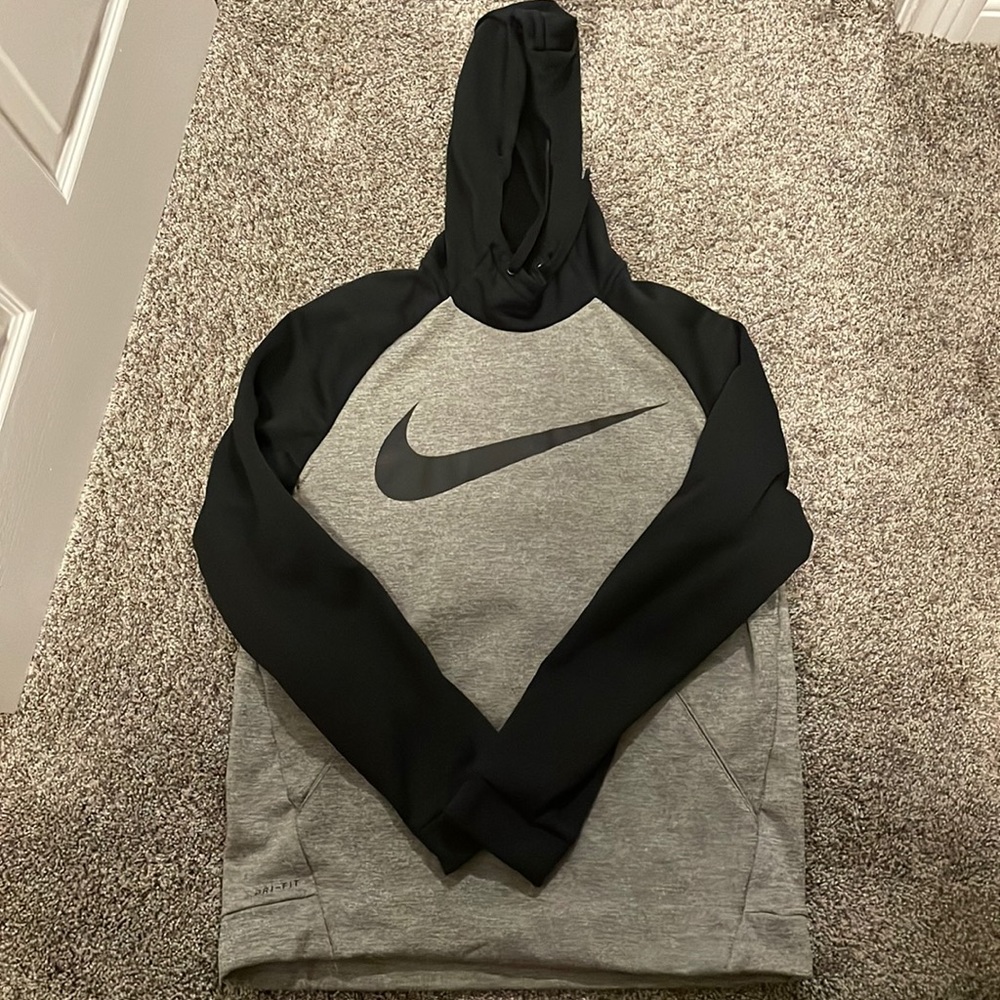 A dry fit, Nike medium sweatshirt
